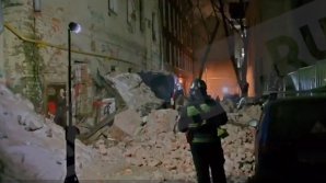 Răniţi şi maşini avariate, după ce o clădire aflată în reconstrucţie S-A PRĂBUŞIT în centrul Moscovei (VIDEO)