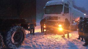 Armata Naţională la datorie! Două echipe de genişti au intervenit pentru a scoate din nămeţi câteva maşini de mare tonaj 