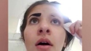 VIDEO VIRAL! O tânără a rămas fără sprâncene după ce a folosit un produs comandat de pe internet