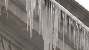 TRAGEDIE în Capitală. Un tânăr a murit în timp ce curăţa ţurţuri şi a căzut în gol de la etajul cinci. Soţia, DISTRUSĂ DE DURERE