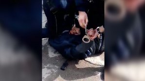 INCIDENT ŞOCANT în Capitală. A spart geamurile mai multor maşini cu o lopată şi a ameninţat proprietarii cu un pistol (VIDEO)