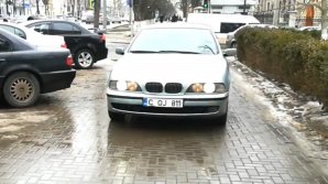 În fața Judecătoriei Centru, ca la piață. Mai mulți șoferi nesimțiți merg pe trotuarul din fața instituției (VIDEO)