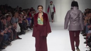 Săptămâna modei la Lisabona. Folia de plastic şi împletitura din pănuşe au devenit vedete pe podium