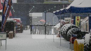 Se circulă cu dificultate pe drumurile din ţară. Pe unele şosele se înregistrează polei 