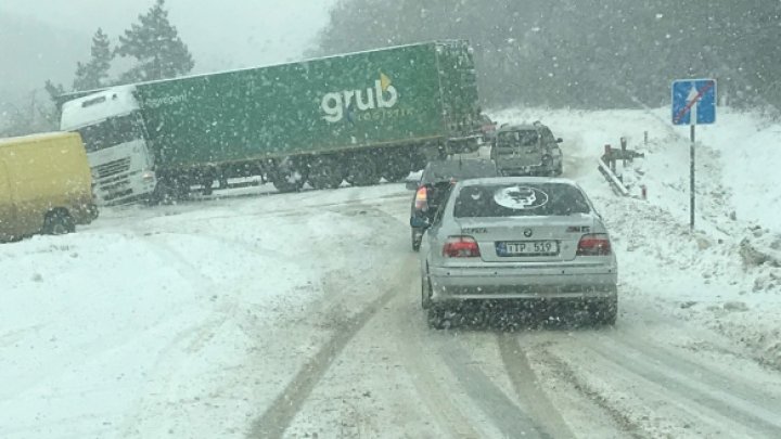 Accident rutier în Hâncești. Un camion a derapat și a rămas blocat în mijlocul drumului (VIDEO)