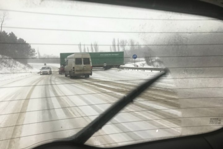 Accident rutier în Hâncești. Un camion a derapat și a rămas blocat în mijlocul drumului (VIDEO)