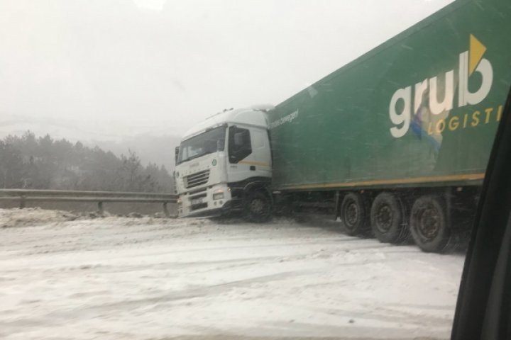 Accident rutier în Hâncești. Un camion a derapat și a rămas blocat în mijlocul drumului (VIDEO)