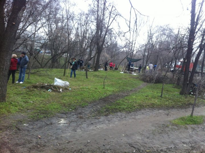 CURĂŢENIE LUNĂ ÎN CAPITALĂ! Sute de oameni au pus mâna pe mături, greble şi lopeţi şi au ieşit la făcut ordine (FOTO)