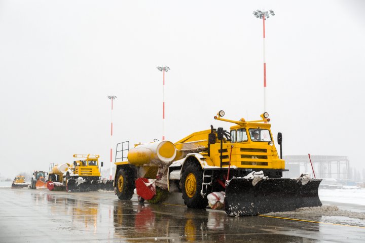 Aeroportul Internațional Chișinău face față cu succes ninsorilor abundente