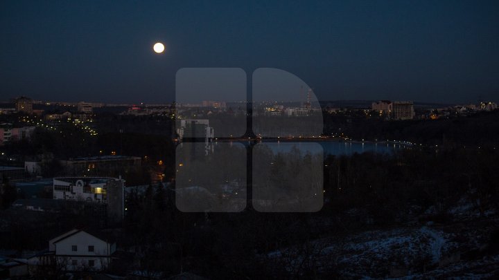 LUNA ALBASTRĂ din nou pe cerul din Moldova. Când vom avea parte de acest fenomen neobișnuit