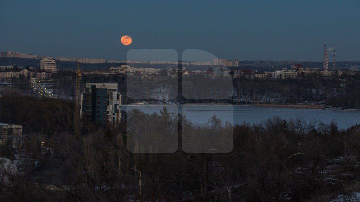 LUNA ALBASTRĂ din nou pe cerul din Moldova. Când vom avea parte de acest fenomen neobișnuit