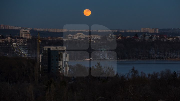 LUNA ALBASTRĂ din nou pe cerul din Moldova. Când vom avea parte de acest fenomen neobișnuit