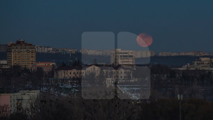 LUNA ALBASTRĂ din nou pe cerul din Moldova. Când vom avea parte de acest fenomen neobișnuit