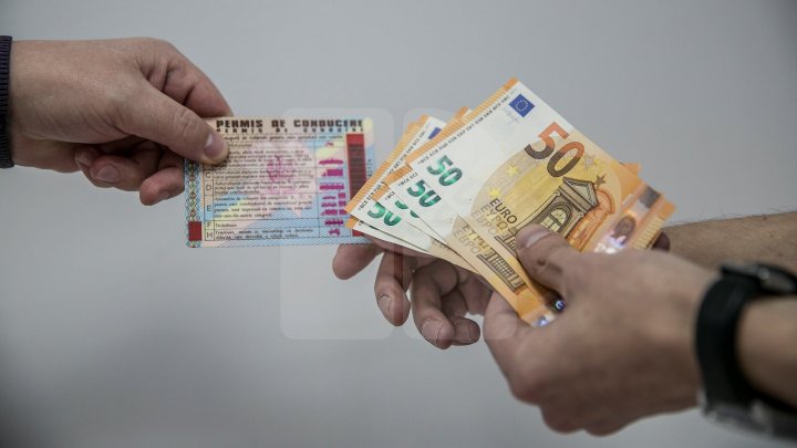 1000 de euro pentru un permis de conducere. Un bărbat și o femeie din Bălți, reținuți de CNA