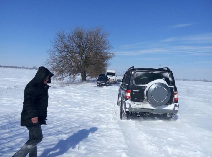 Iarna face victime! Un microbuz cu copii din Moldova, blocat în nămeţii din Ucraina