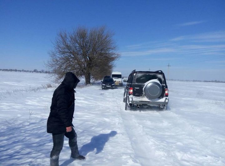 Iarna face victime! Un microbuz cu copii din Moldova, blocat în nămeţii din Ucraina