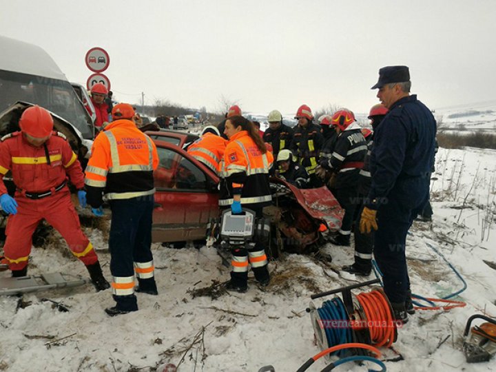 Un şofer moldovean a provocat un grav accident la Vaslui: O persoană decedată şi alte două încarcerate (VIDEO/FOTO)