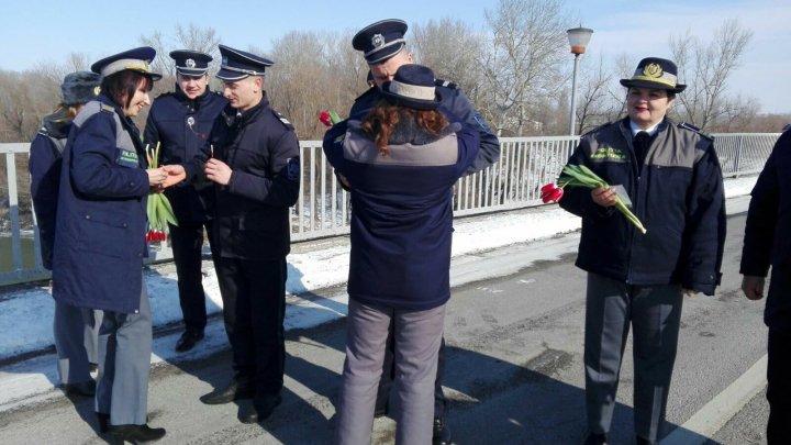 Gerul şi vântul nu i-au oprit! Poliţiştii de frontieră din România şi cei din Republica Moldova au făcut schimb de mărţişoare (VIDEO)