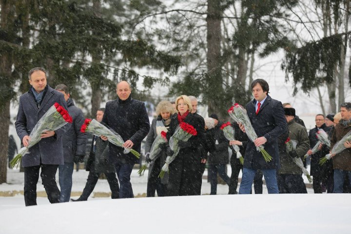 Victimele războiului de pe Nistru, comemorate de participanţii la summitul interparlamentar, în frunte cu speakerul Andrian Candu