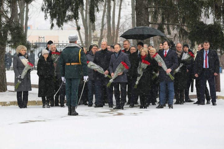 Victimele războiului de pe Nistru, comemorate de participanţii la summitul interparlamentar, în frunte cu speakerul Andrian Candu