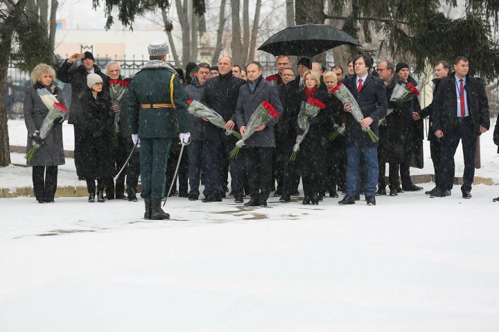 Victimele războiului de pe Nistru, comemorate de participanţii la summitul interparlamentar, în frunte cu speakerul Andrian Candu