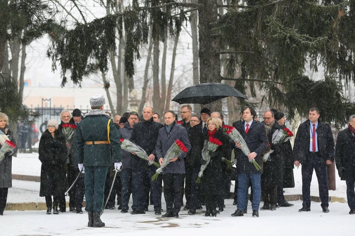 Victimele războiului de pe Nistru, comemorate de participanţii la summitul interparlamentar, în frunte cu speakerul Andrian Candu