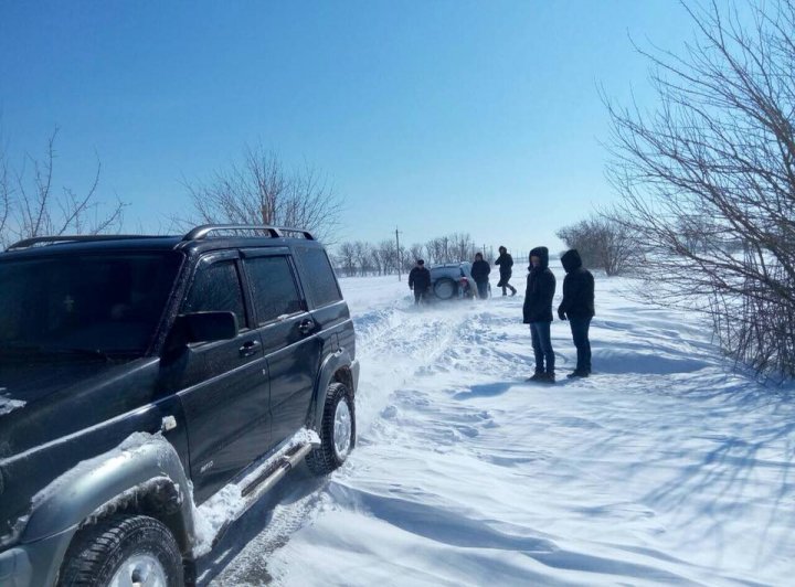 Iarna face victime! Un microbuz cu copii din Moldova, blocat în nămeţii din Ucraina