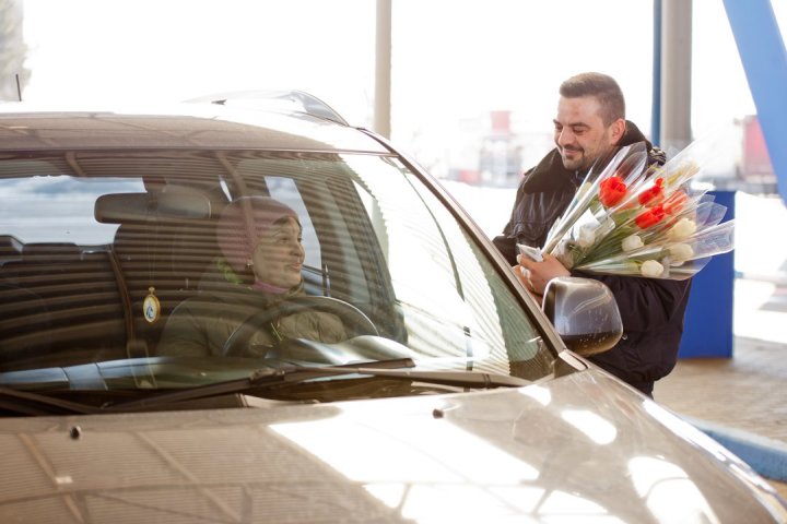 Flori şi bomboane pentru femeile care traversează de 8 Martie frontiera de stat (FOTO)