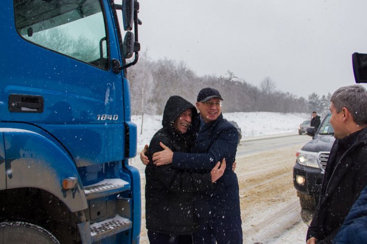 Inedit. Cu cine s-a întâlnit premierul Pavel Filip atunci când inspecta starea drumurilor din Moldova (FOTO)