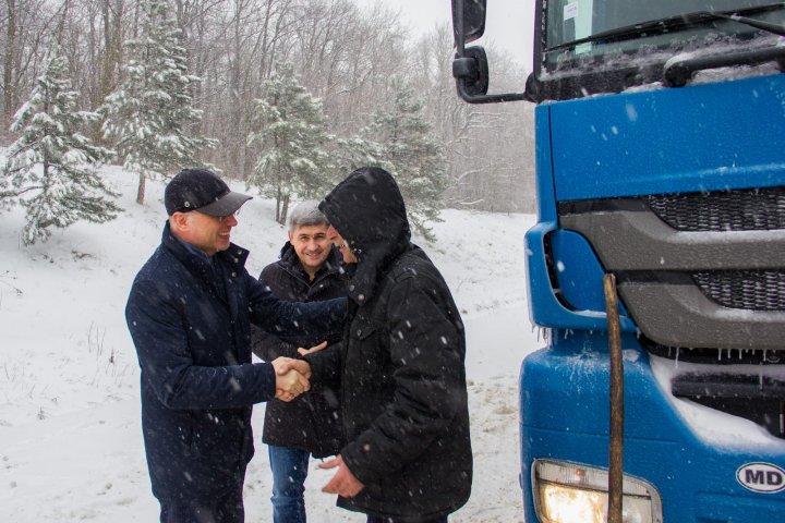 Inedit. Cu cine s-a întâlnit premierul Pavel Filip atunci când inspecta starea drumurilor din Moldova (FOTO)