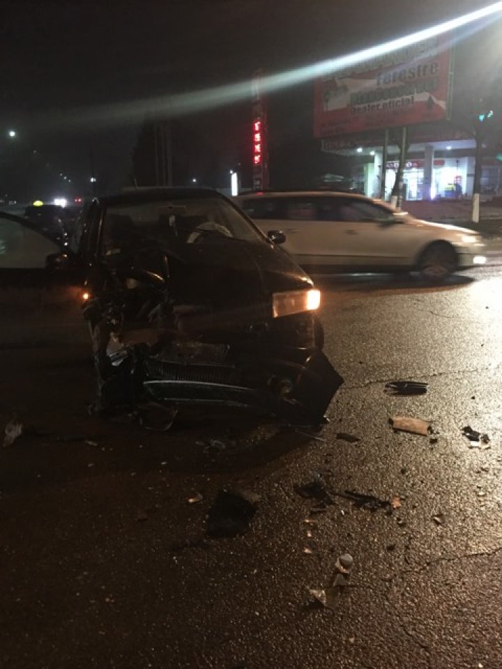 ACCIDENT GRAV noaptea trecută în Capitală. Două maşini s-au ciocnit violent (FOTO)