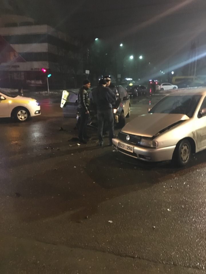 ACCIDENT GRAV noaptea trecută în Capitală. Două maşini s-au ciocnit violent (FOTO)