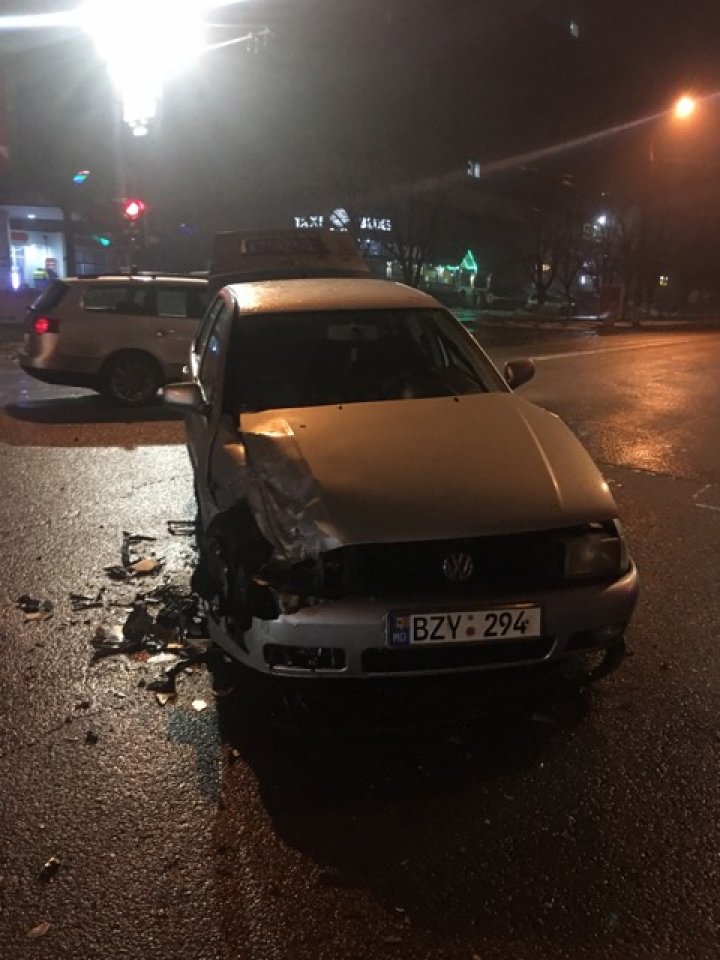 ACCIDENT GRAV noaptea trecută în Capitală. Două maşini s-au ciocnit violent (FOTO)