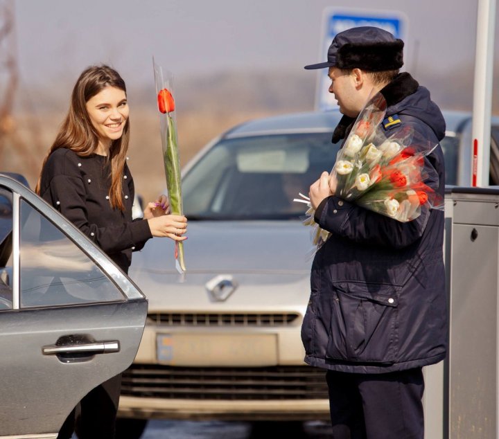 Flori şi bomboane pentru femeile care traversează de 8 Martie frontiera de stat (FOTO)