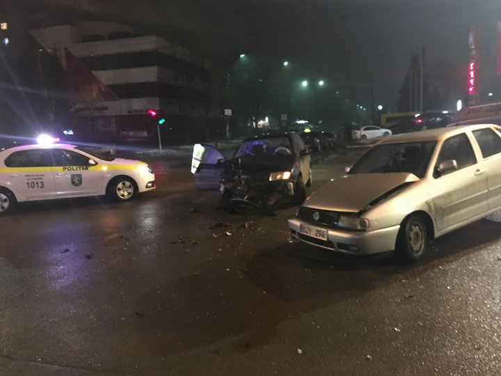 ACCIDENT GRAV noaptea trecută în Capitală. Două maşini s-au ciocnit violent (FOTO)