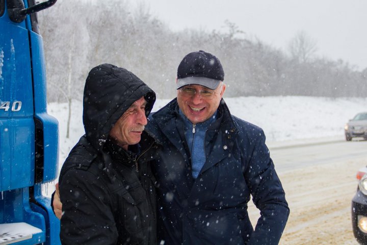 Inedit. Cu cine s-a întâlnit premierul Pavel Filip atunci când inspecta starea drumurilor din Moldova (FOTO)