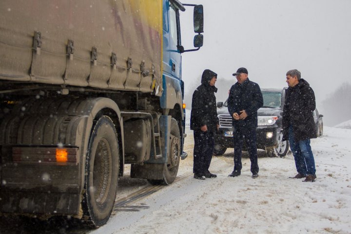 Inedit. Cu cine s-a întâlnit premierul Pavel Filip atunci când inspecta starea drumurilor din Moldova (FOTO)