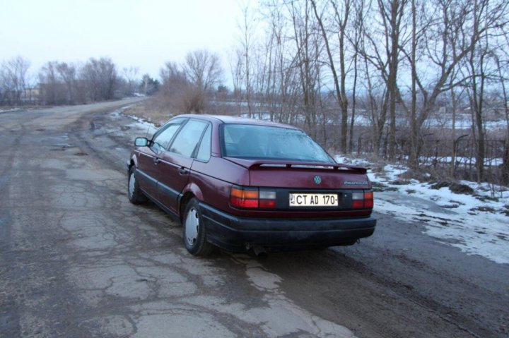 A furat o maşină cu un pistol de jucărie şi a "plimbat" proprietarul pe capotă (FOTO)
