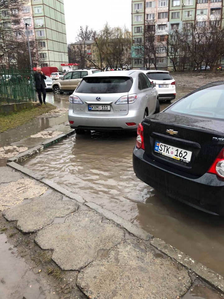 Inundaţii în sectorul Râşcani din cauza ploii (VIDEO)