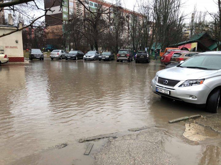 Inundaţii în sectorul Râşcani din cauza ploii (VIDEO)