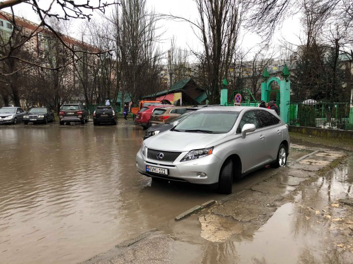 Inundaţii în sectorul Râşcani din cauza ploii (VIDEO)