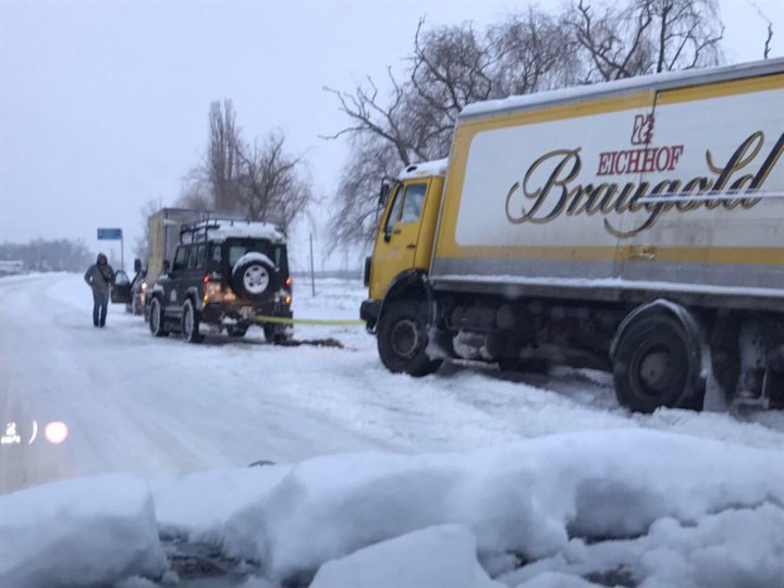 EROII CHIŞINĂULUI! Zeci de tineri au ieşit noaptea trecută cu maşinile proprii şi au scos din zăpadă şoferii de camioane (FOTO/VIDEO)