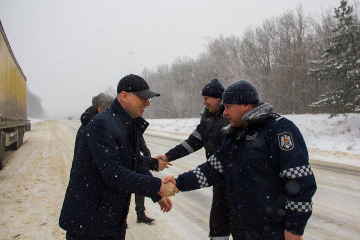 Inedit. Cu cine s-a întâlnit premierul Pavel Filip atunci când inspecta starea drumurilor din Moldova (FOTO)