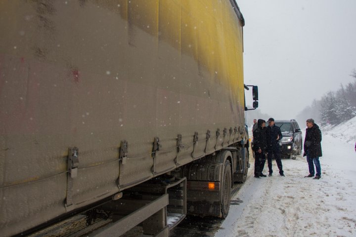 Inedit. Cu cine s-a întâlnit premierul Pavel Filip atunci când inspecta starea drumurilor din Moldova (FOTO)