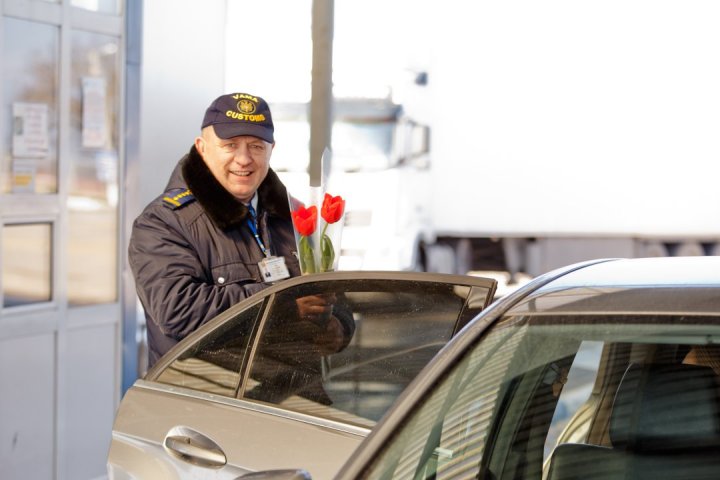 Flori şi bomboane pentru femeile care traversează de 8 Martie frontiera de stat (FOTO)