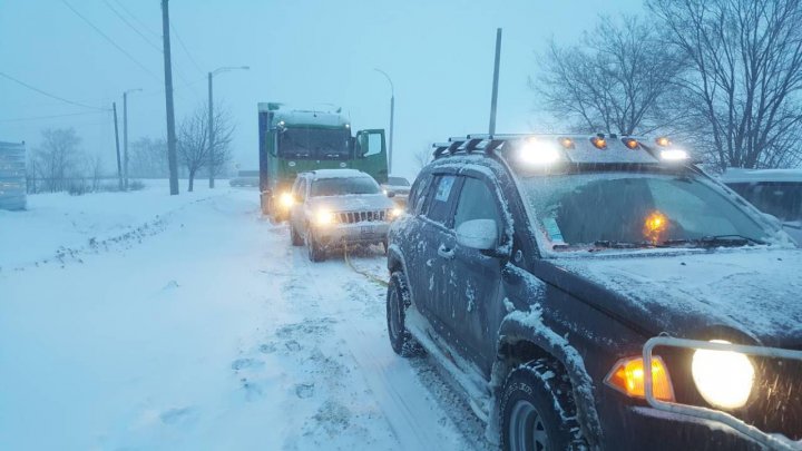 EROII CHIŞINĂULUI! Zeci de tineri au ieşit noaptea trecută cu maşinile proprii şi au scos din zăpadă şoferii de camioane (FOTO/VIDEO)