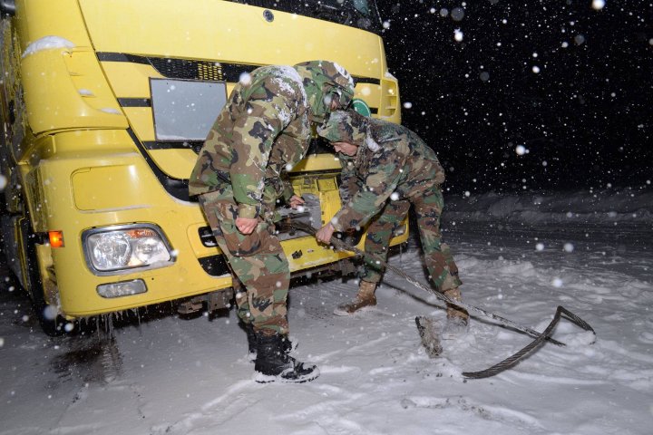 Pavel Filip le mulţumeşte militarilor pentru modul în care s-au implicat şi au lucrat toată noaptea la scoaterea din zăpadă a şoferilor  