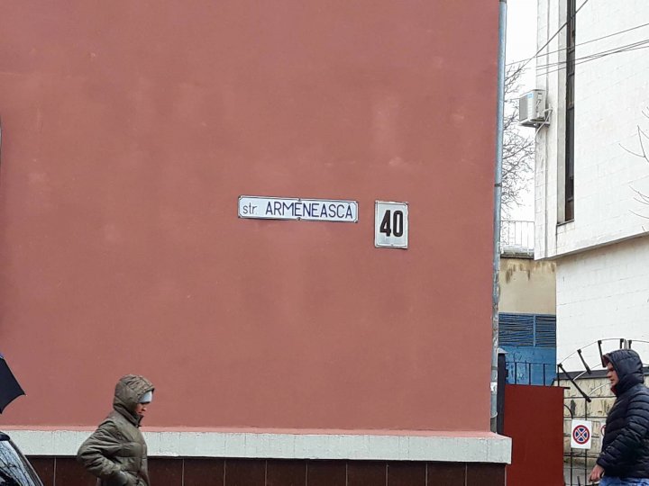 Atenție șoferi! S-a surpat asfaltul pe strada Armenească din Capitală. Gaura formată are peste un metru adâncime (FOTO)