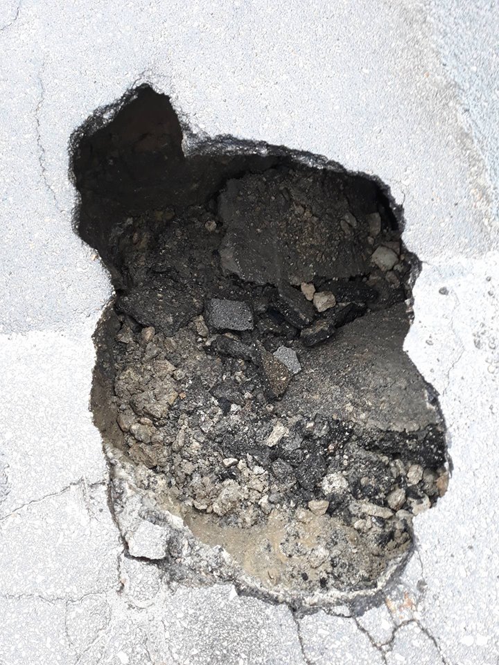 Atenție șoferi! S-a surpat asfaltul pe strada Armenească din Capitală. Gaura formată are peste un metru adâncime (FOTO)