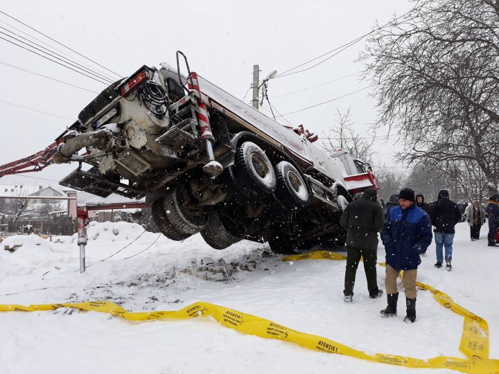 Zi cu ghinion la Durlești. Un camion s-a răsturnat peste firele de electricitate (FOTO)